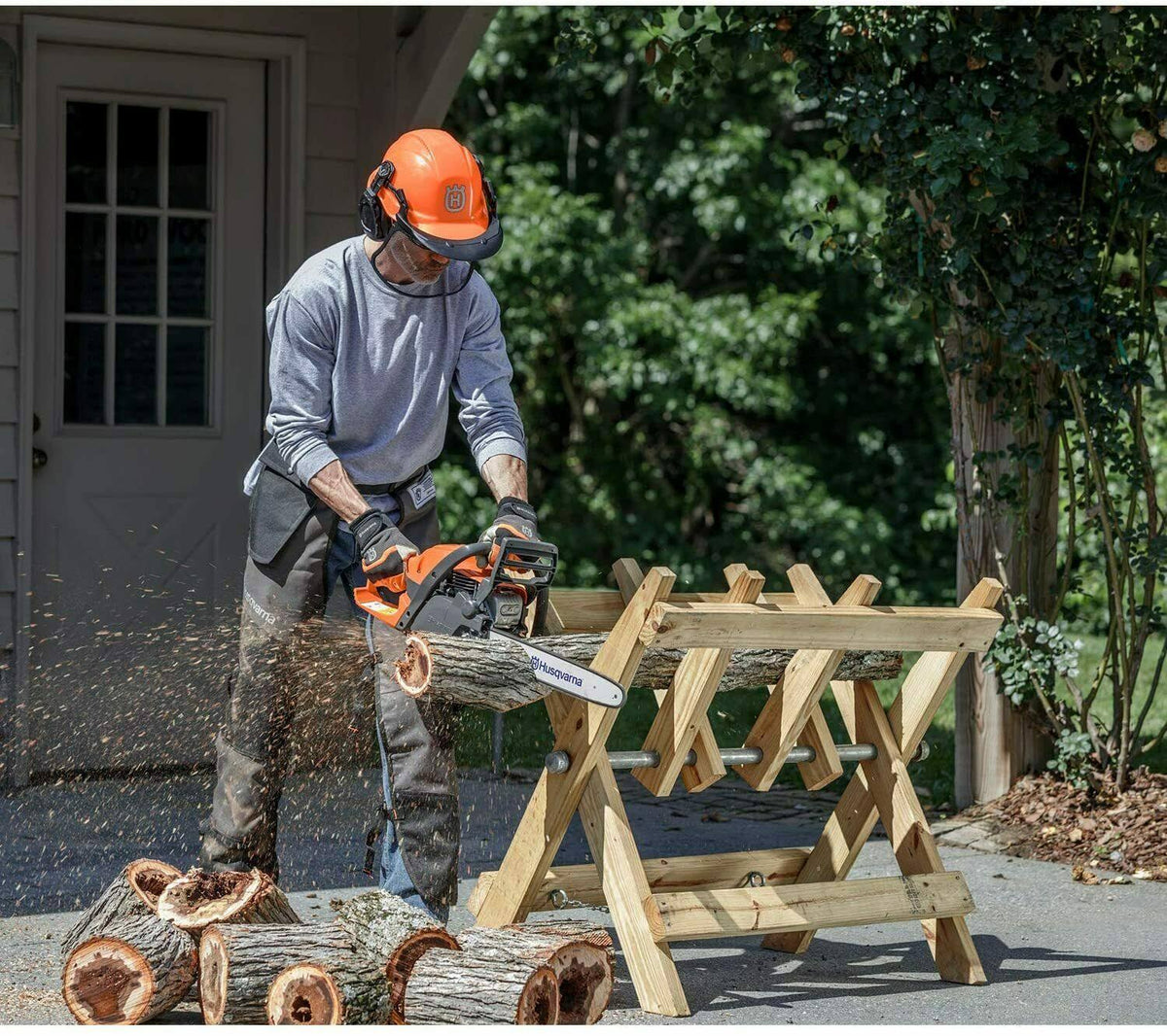 16 in 38cc Gas-Powered Chainsaw M995