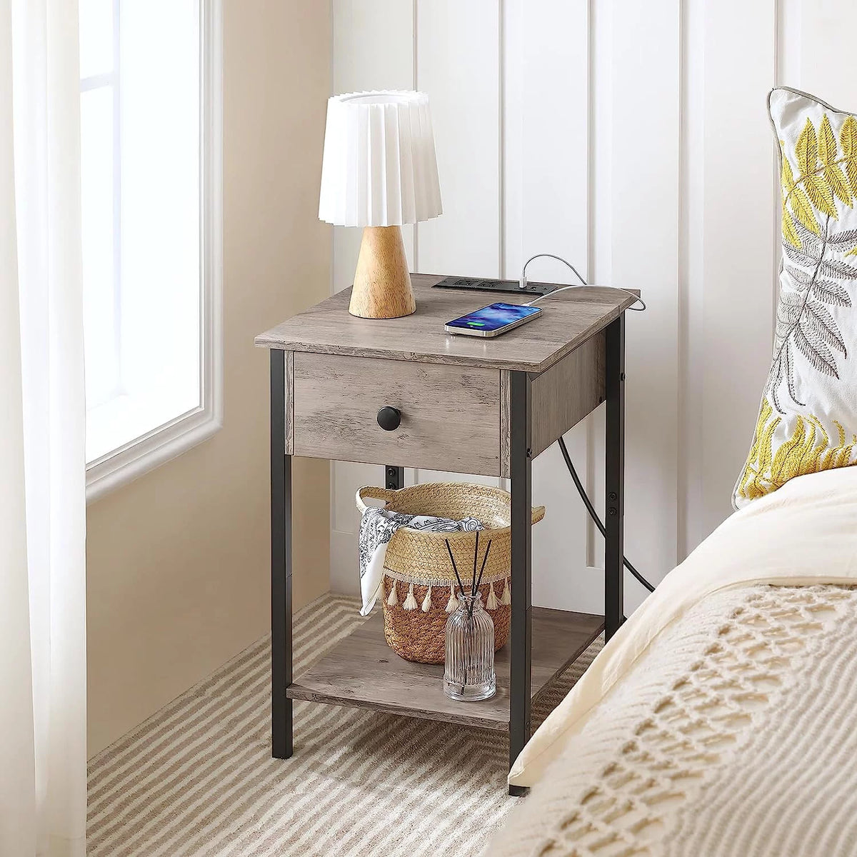 Set of 2 Nightstands with Charging Station & USB Ports O870322